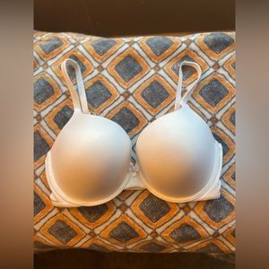 Victoria’s Secret perfect shape 34F (3D) white bra